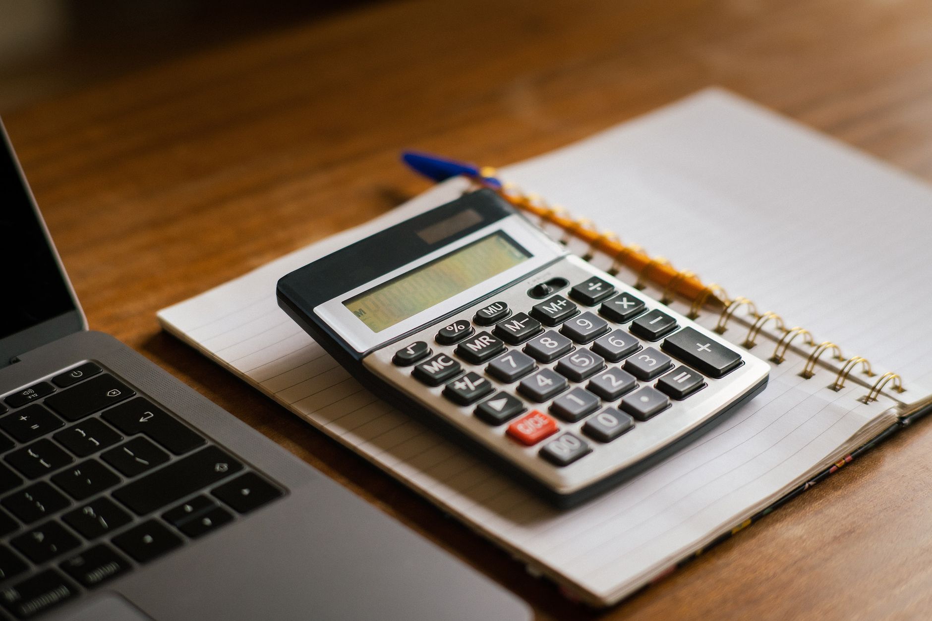 Laptop and calculator representing Starlink plans, prices and buying decisions