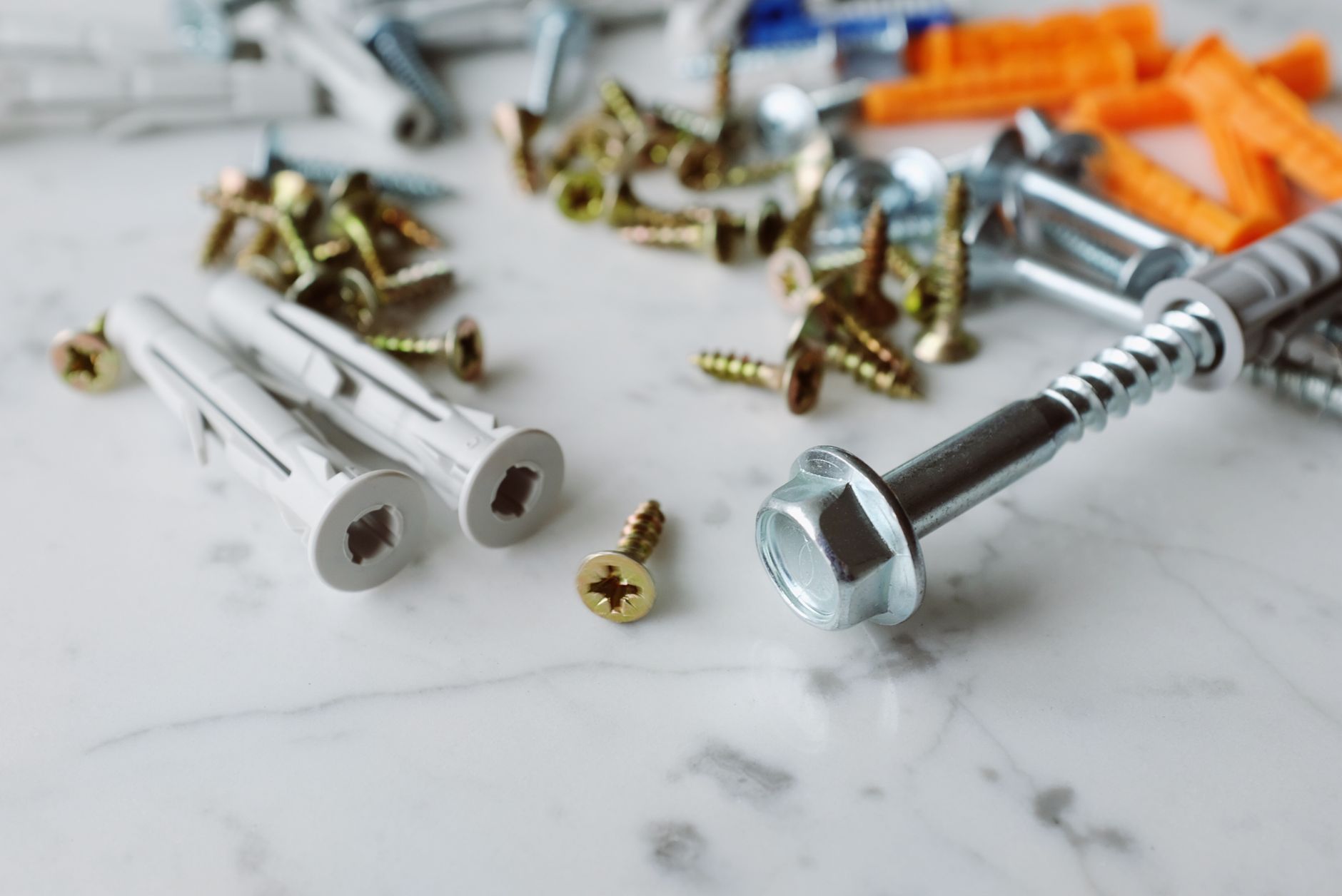 Installation screws and wall fixings
