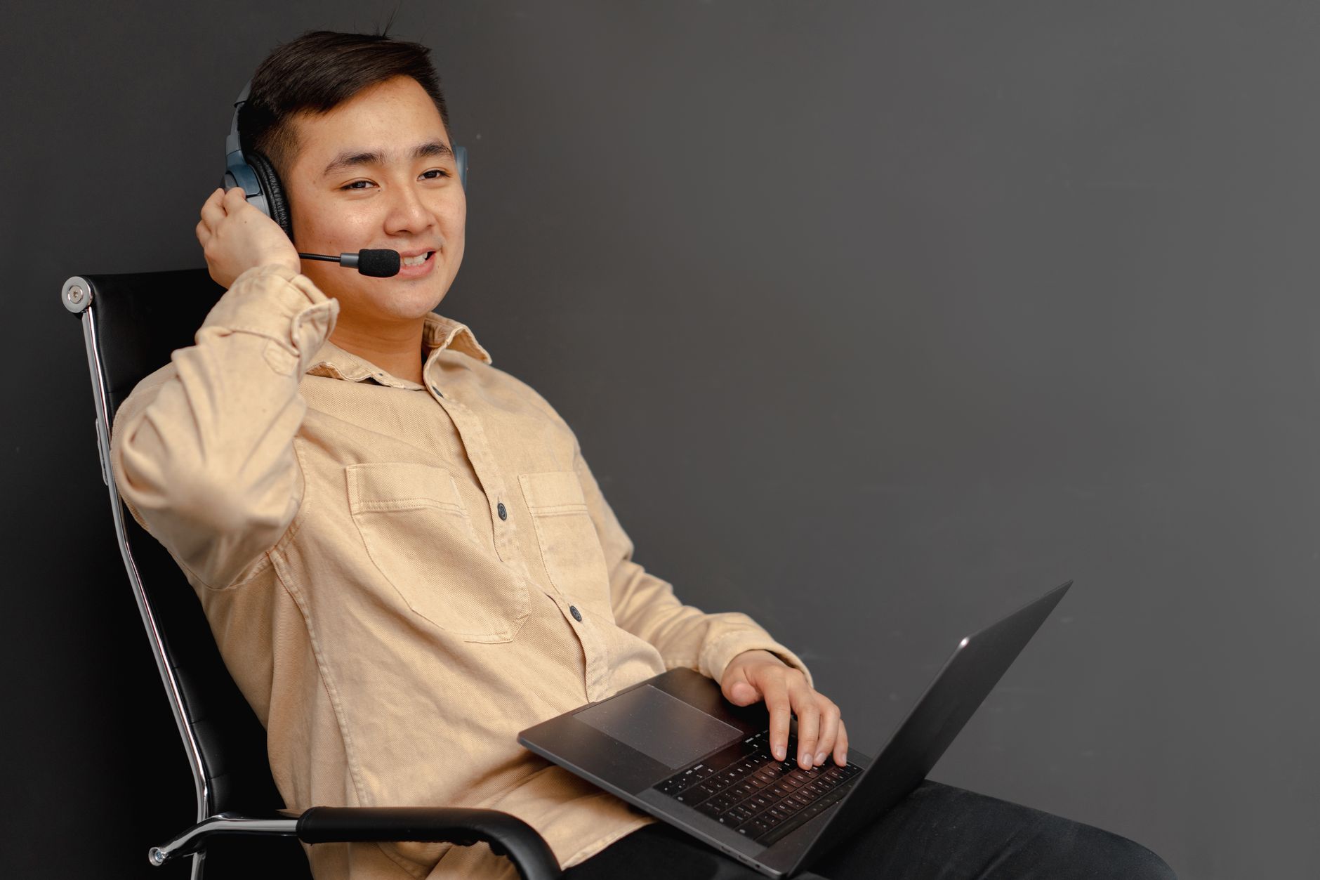 Customer support agent using a laptop and headset