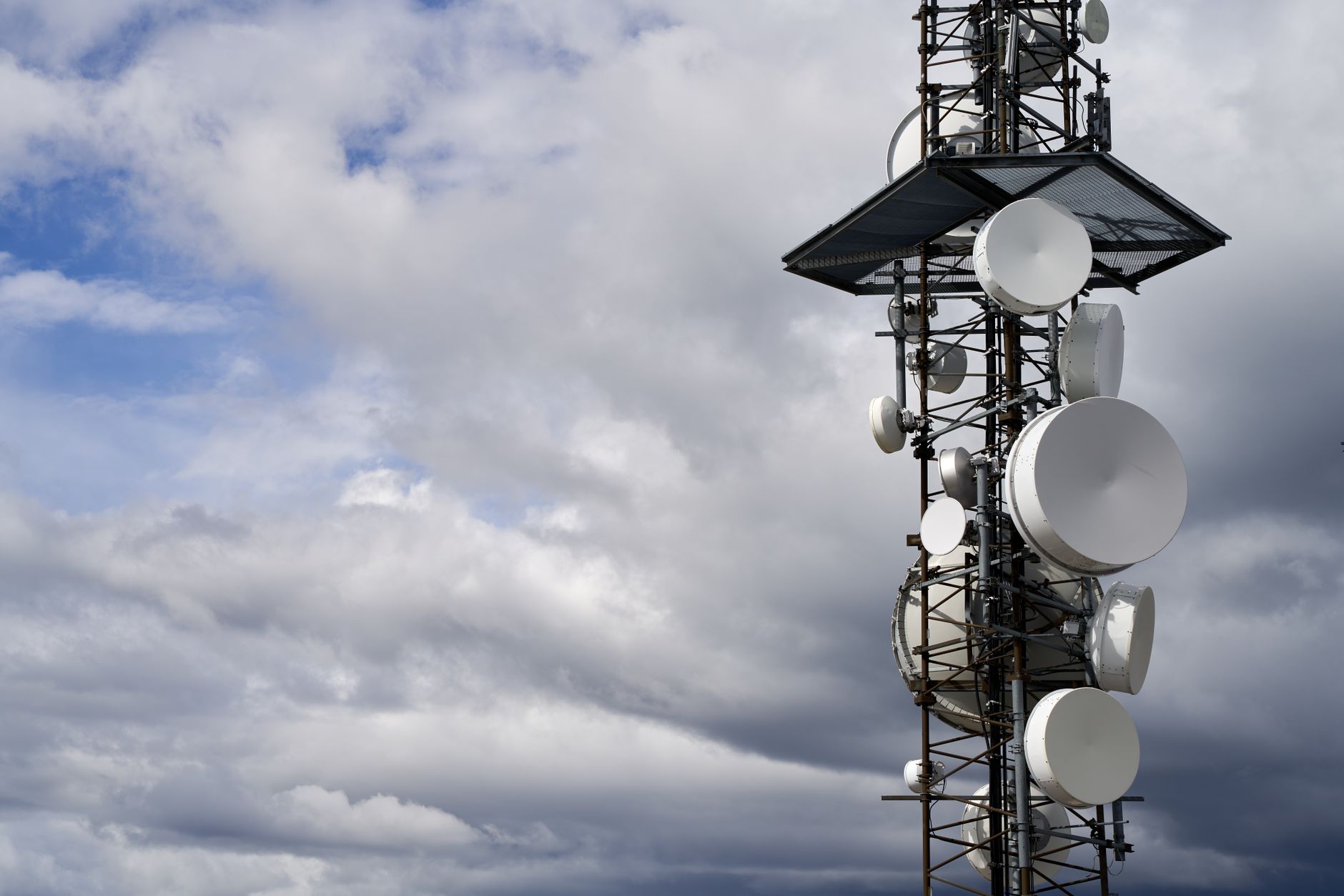 Starlink Direct to Cell vs a Starlink Kit: Do You Still Need a Dish?